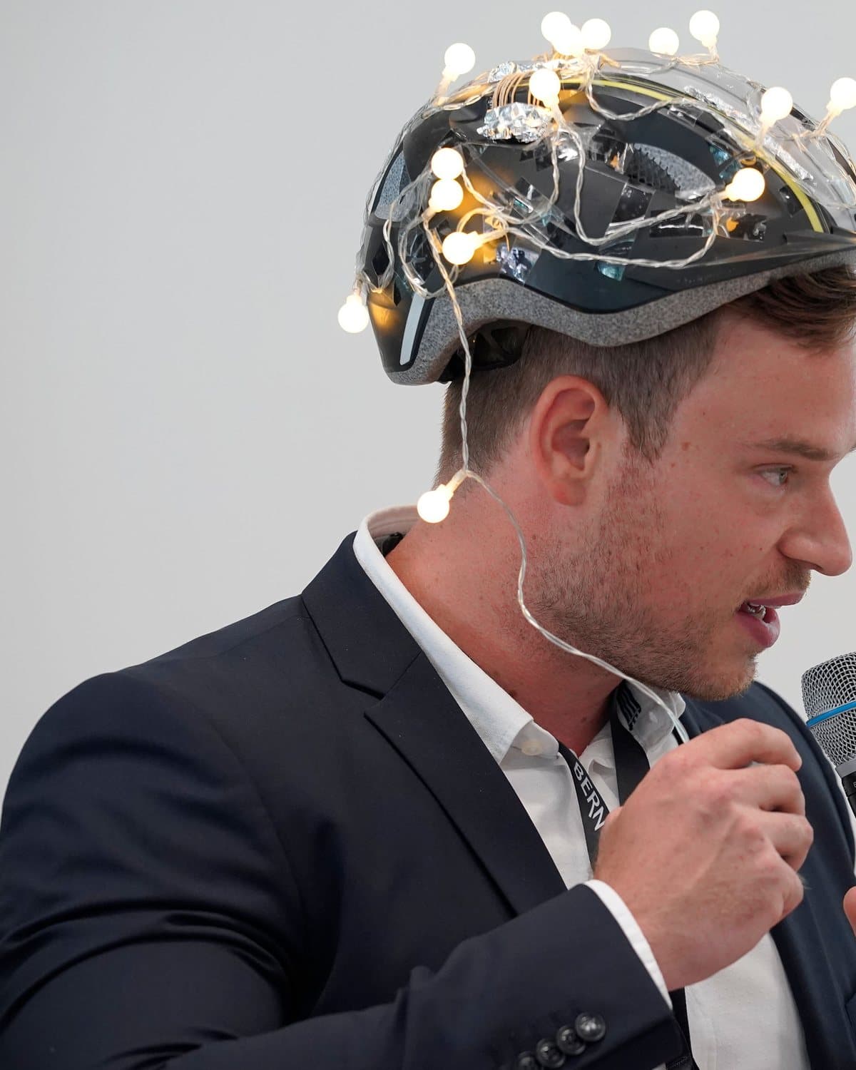 Dr. Kielkopf mit EEG-Helm bei einer Brain-Health-Challenge-Veranstaltung