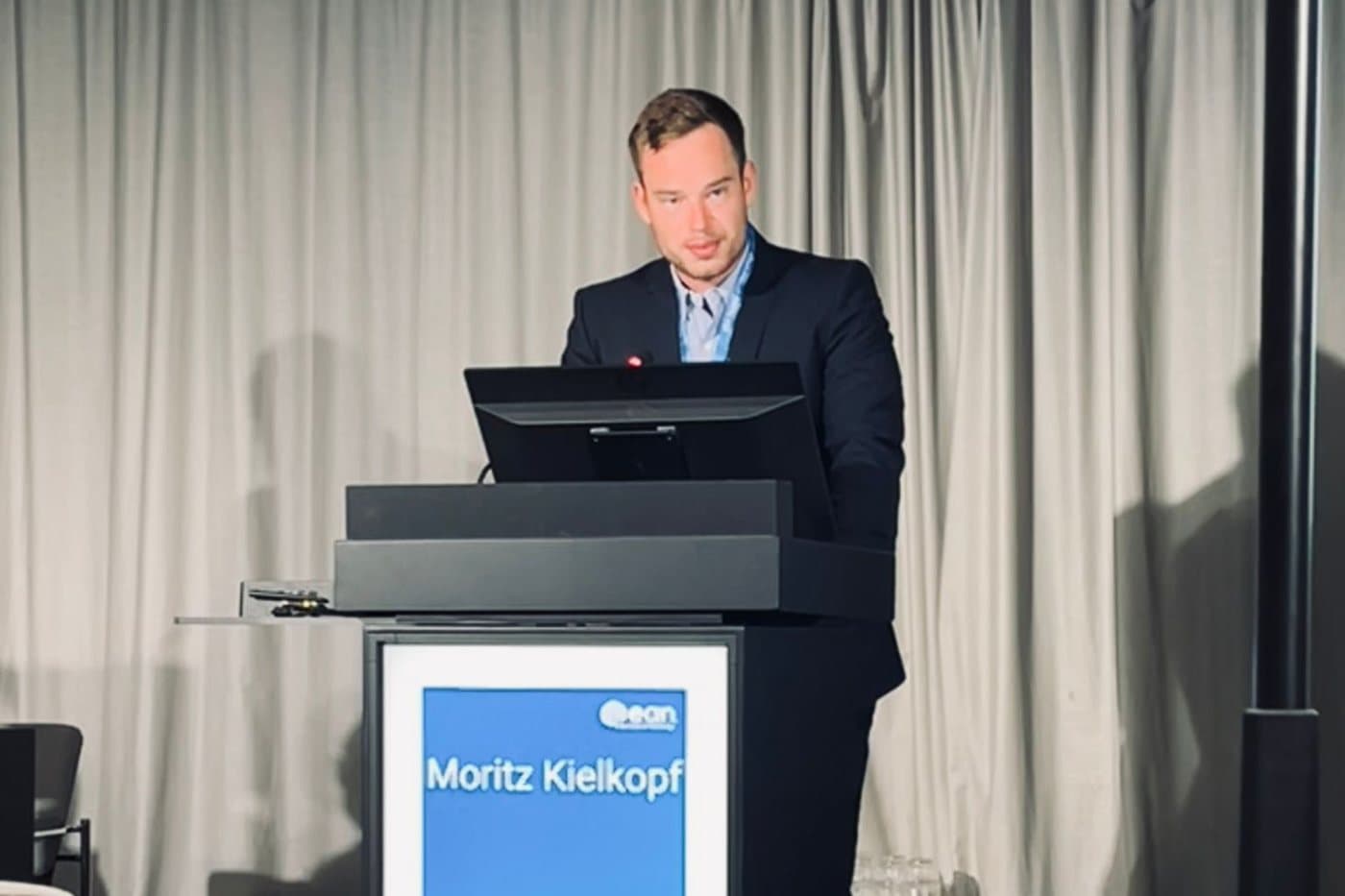 Dr. Kielkopf am Rednerpult des EAN-Kongresses